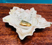 Load image into Gallery viewer, Powlen trinkets hynafol ‘A present from Caernarvon’ gyda pibell / Antique ‘A present from Caernarvon’ trinket bowl with smoking pipe
