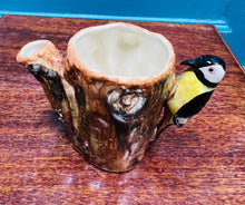 Load image into Gallery viewer, Jwg llefrith Vintage o’r 20au Cnocell y Coed ar goeden / Vintage Woodpecker in a tree milk jug from the 20s
