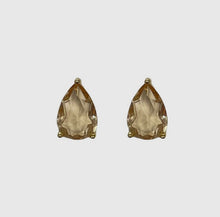 Load image into Gallery viewer, Studs gwydr siâp deigryn 14kt plated / Glass teardop 14kt plated studs
